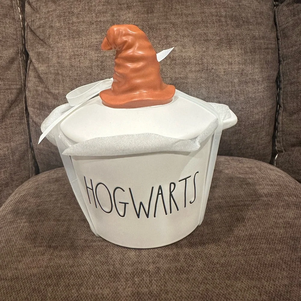 Rae Dunn Harry Potter Hogwarts Mini Baking Dish with Sorcerer Lid - Picture 2 of 4